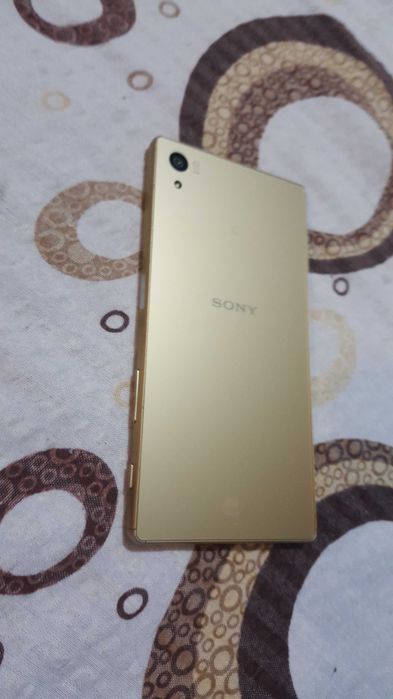 Sony Xperia Z5 Gri și unul Gold Auriu