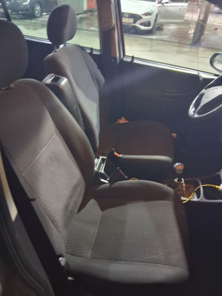 Vând Opel zafira