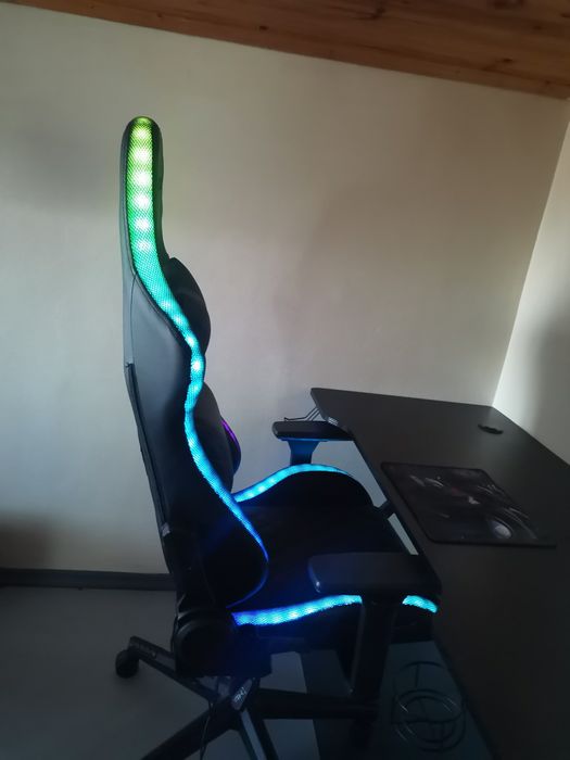 Геймърски стол RANUM с LED черна изкуствена кожа/черно
Геймърски