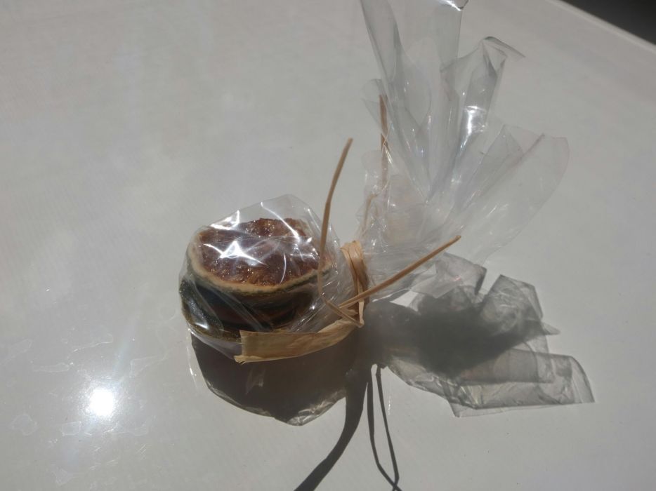 Коктейльный набор с ломтиками лайма в подарочной упаковке.