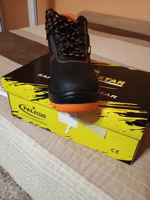 Работни защитни обувки със пластина.