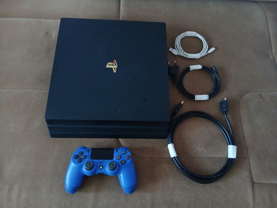 Ps4 pro cu controler și Uncharted 4