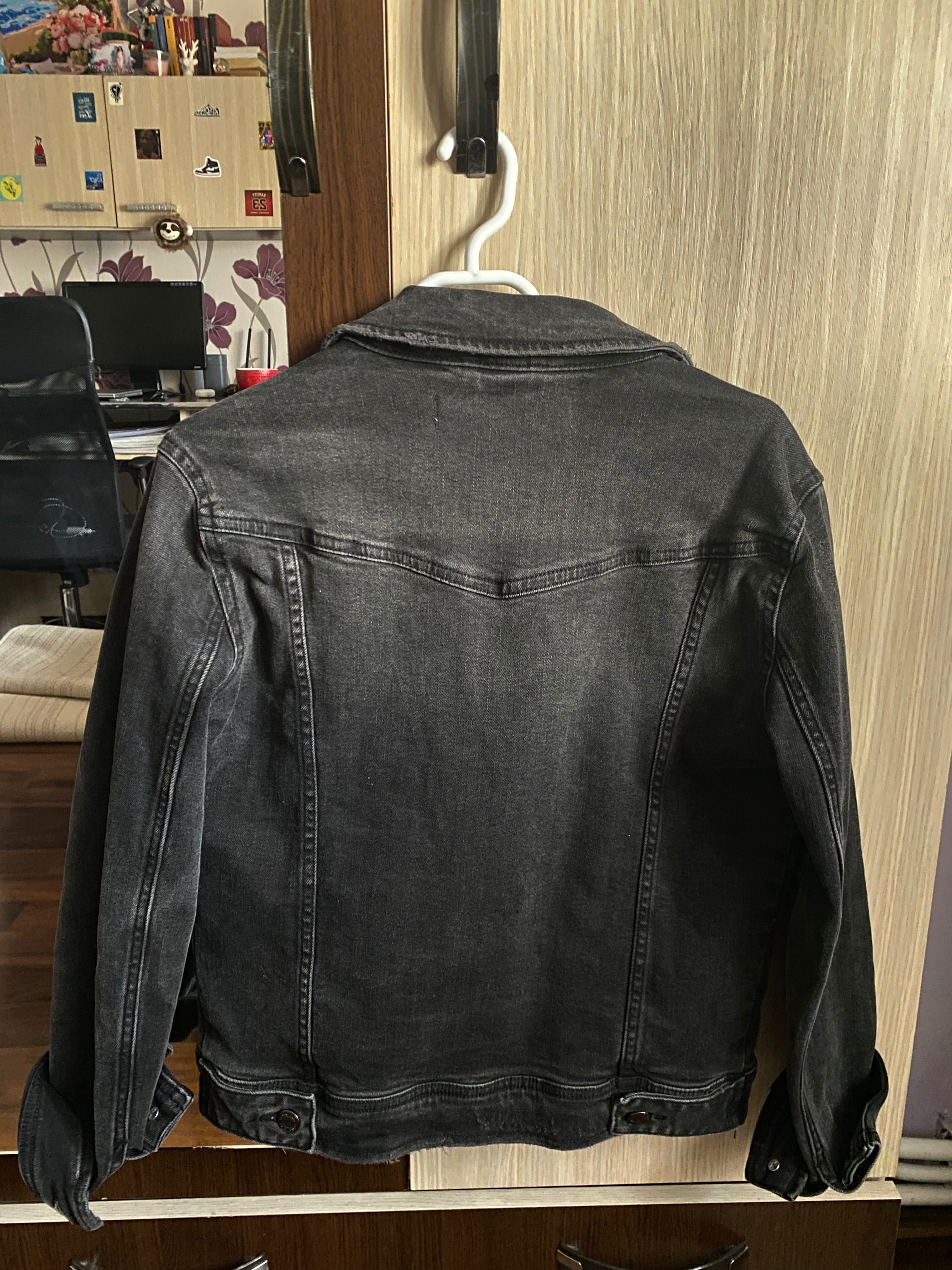 Jacheta neagra de blugi
