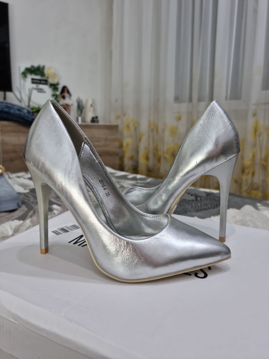 Pantofi Stiletto Argintii noi nr 35