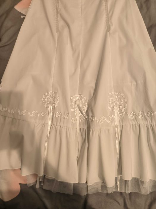 Fusta alba foarte frumoasa damă