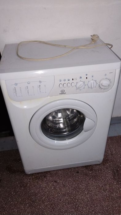 Vând mașina de spălat indesit