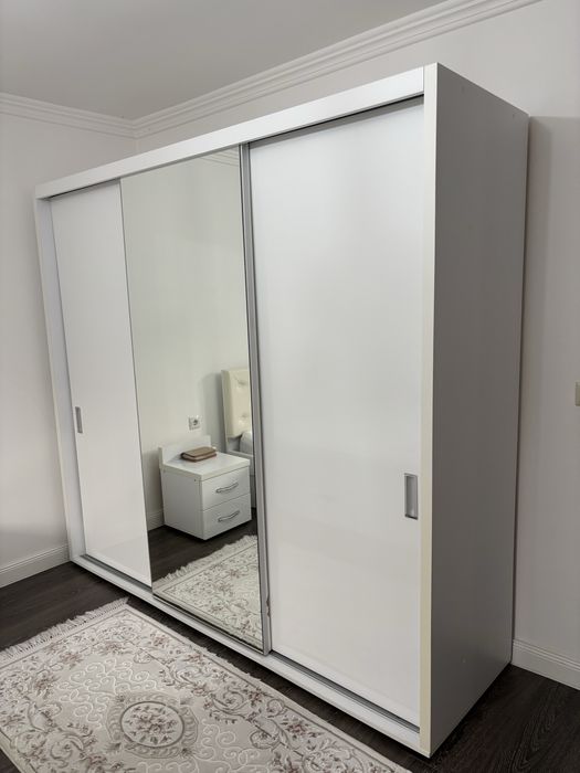 Mobila dormitor completa - pat, noptiere, masa de toaleta si birou