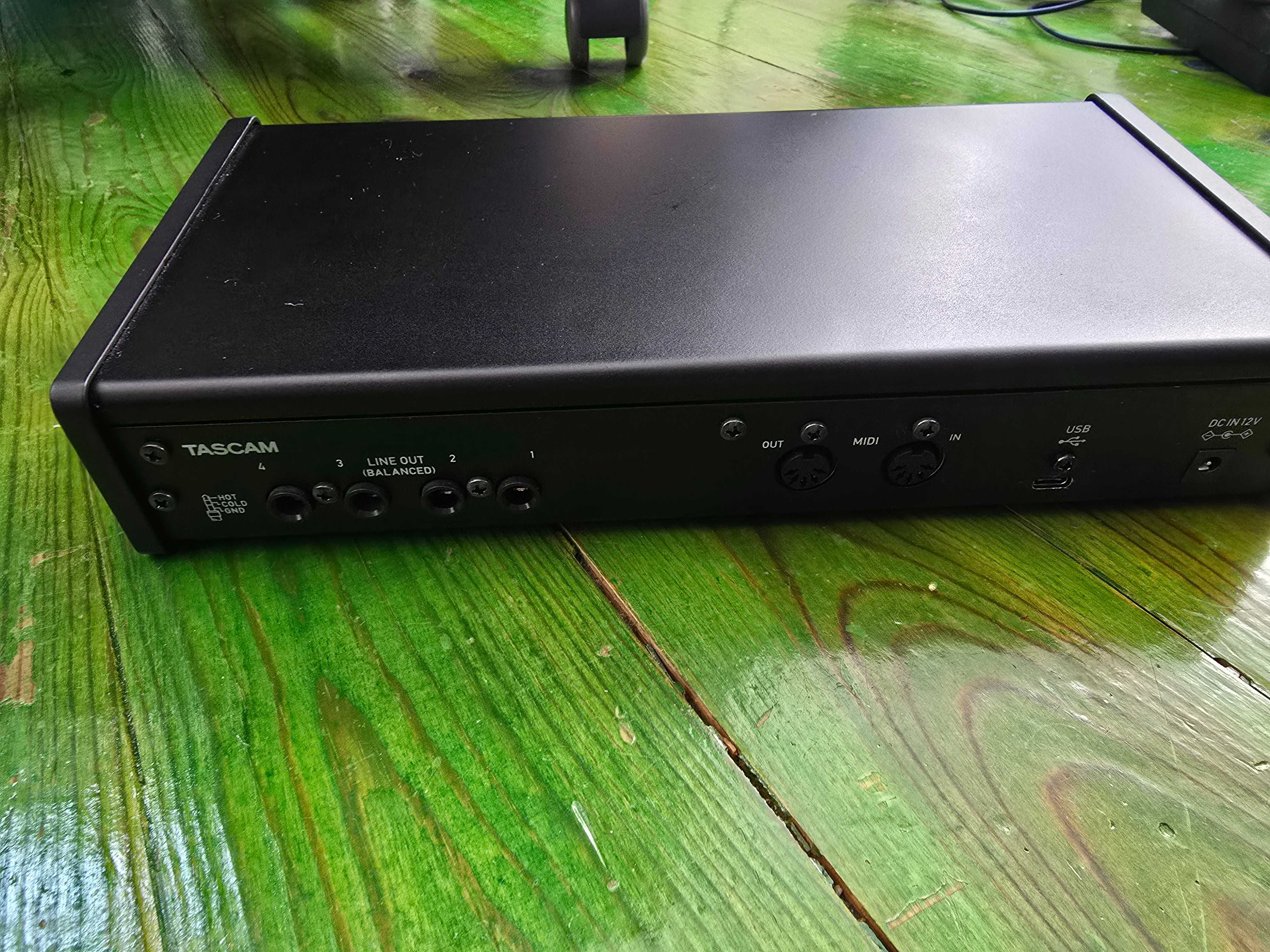 Tascam US-4x4HR USB аудио интерфейс