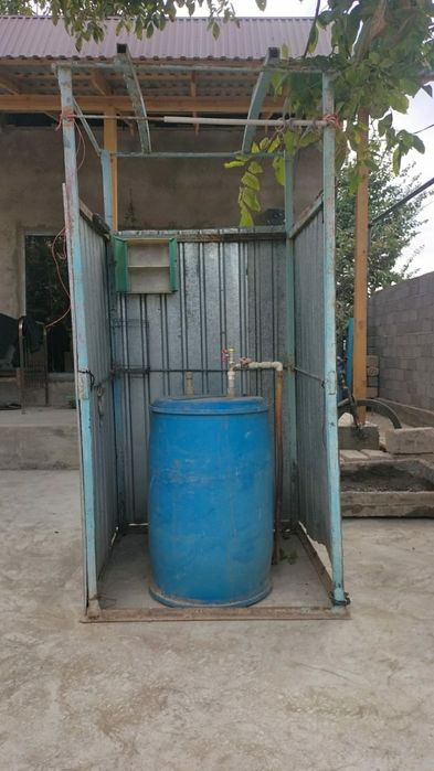 Душ летний б/у . Профнастилмен қапталған,1.20 ×1.20 биіктігі 2.10