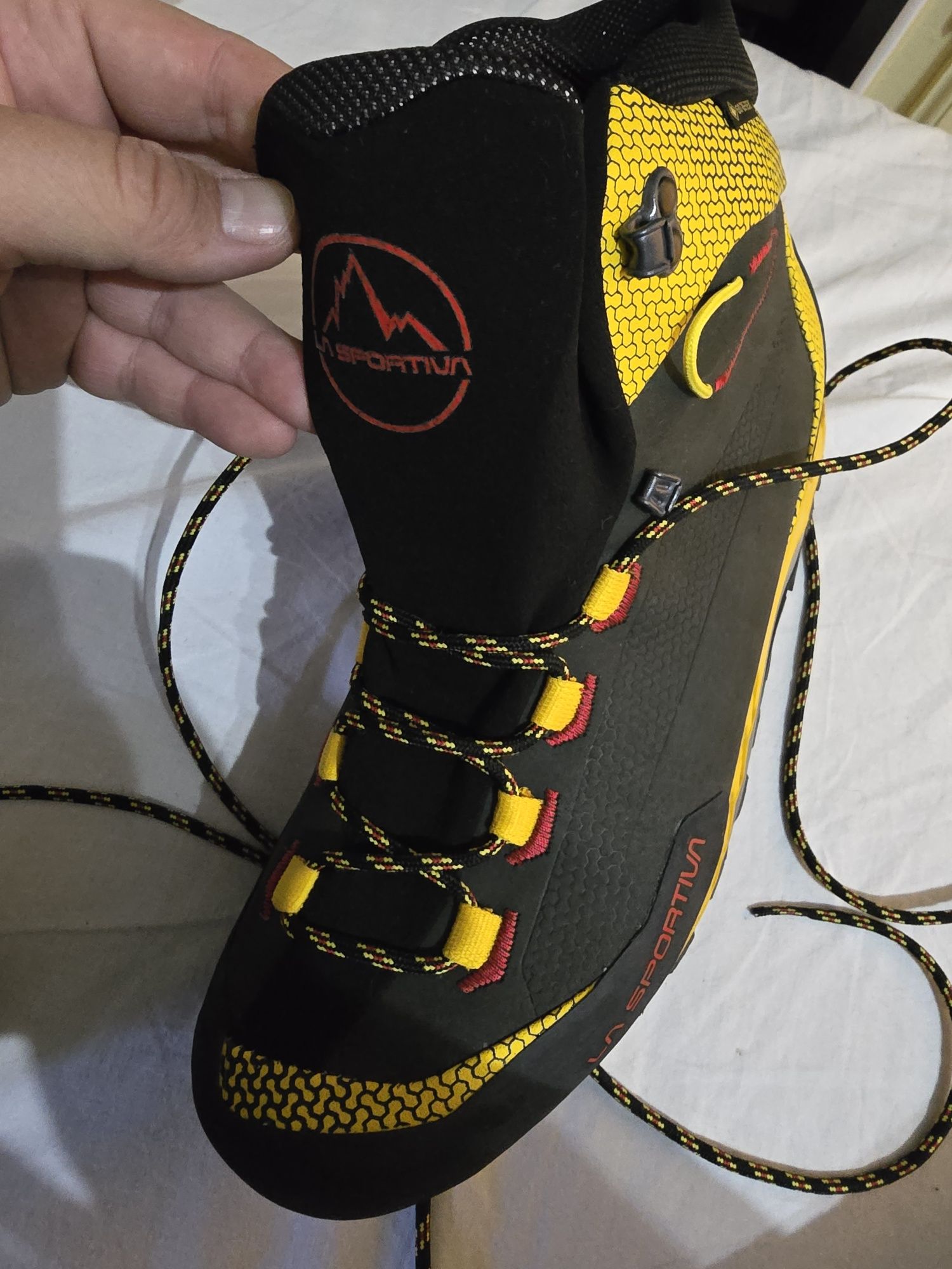 Vând bocanci tehnici 3 sezoane noi La sportiva Gore tex ,mărimea 43.5