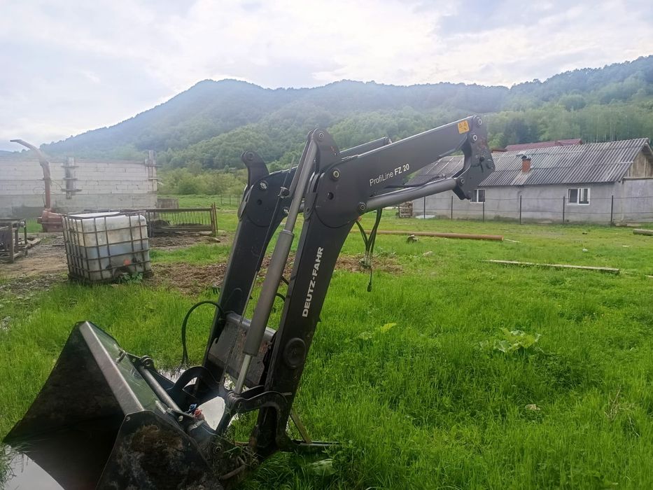 vând încărcător frontal marca Stoll