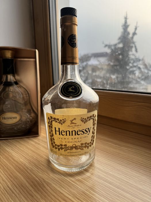 Пустая стуклянная бутылка Hennassy