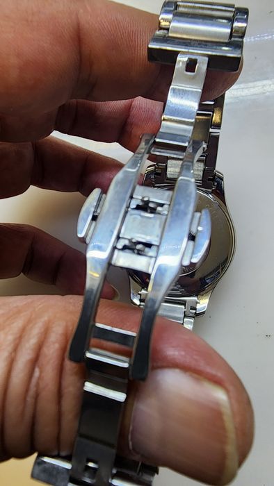 Продам японские кварцевые часы обслуженные мастером с гарантией.