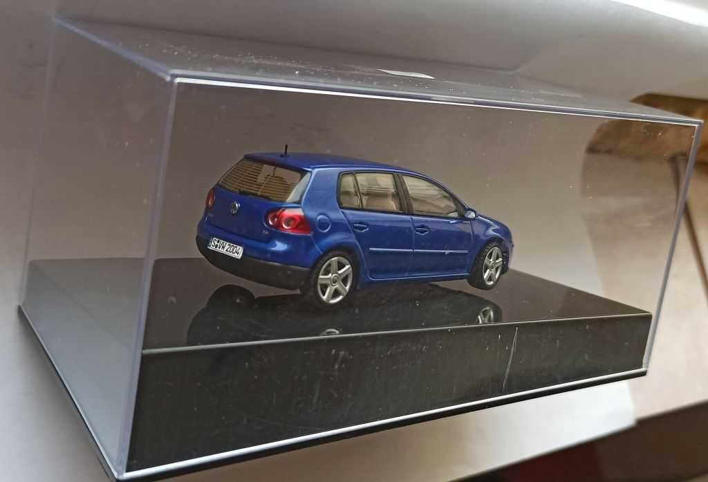 Macheta VW Golf 5 V in 5 usi albastru - Autoart 1/43 Volkswagen