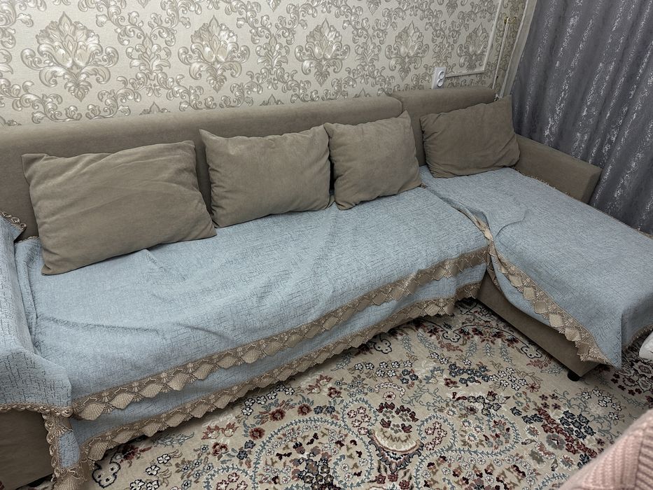 Продается угловой диван с подушками