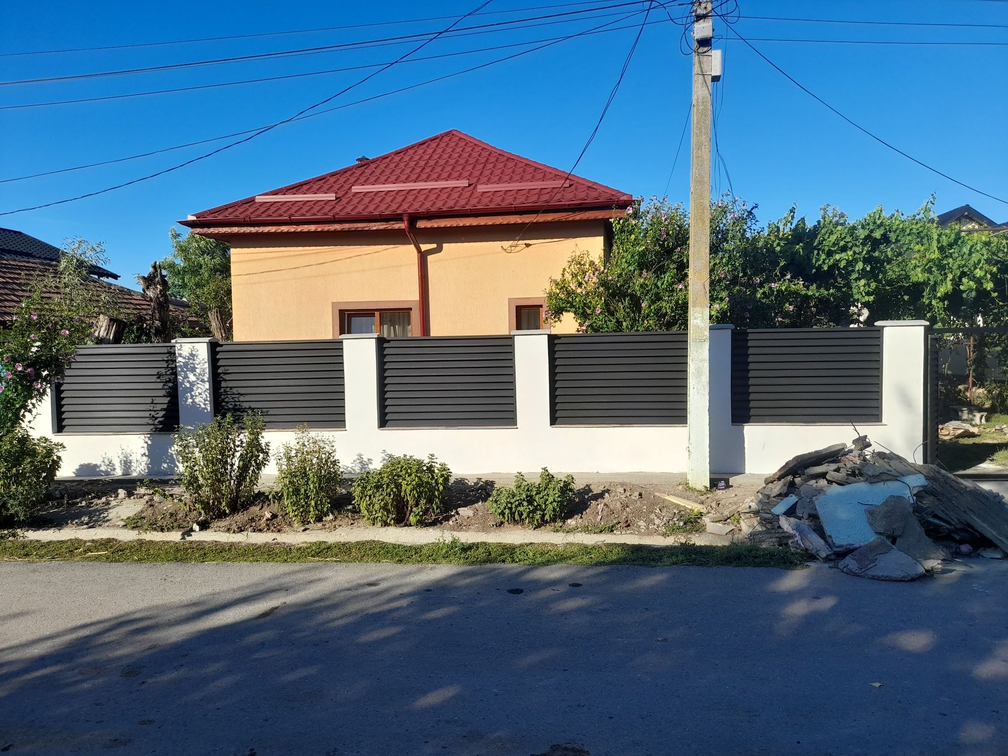 Construim garduri din sipca metalica, panou stil jaluzele, tabla, BCA