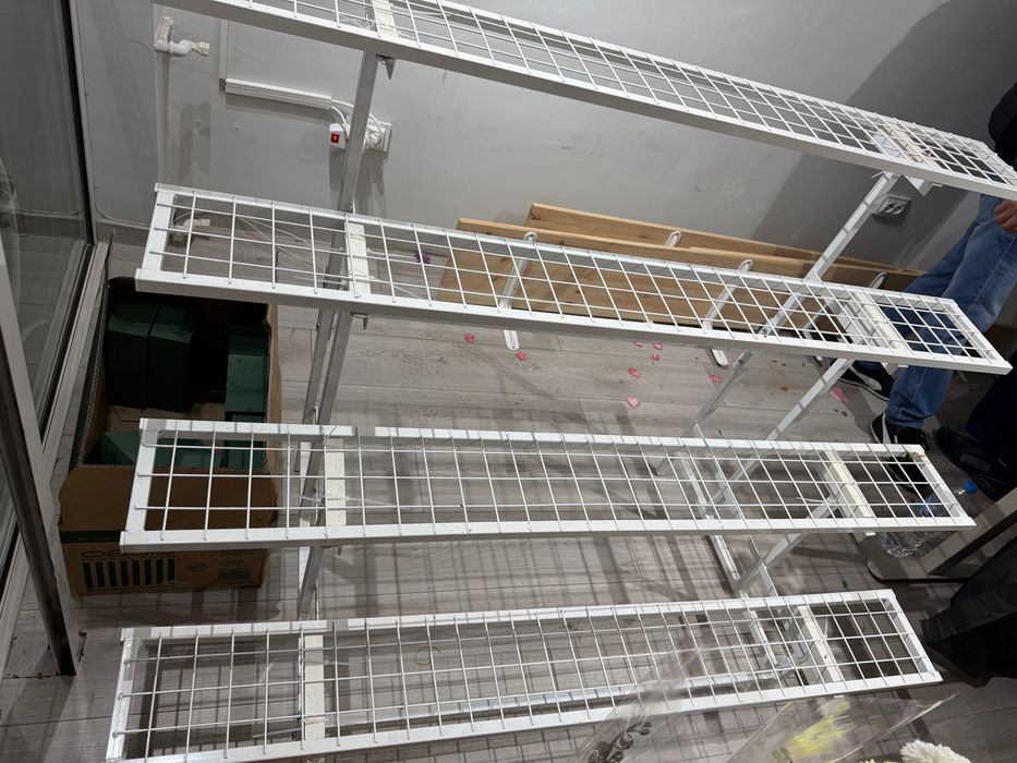 Метални стелажи – подходящи за магазин, цветарски обект или склад