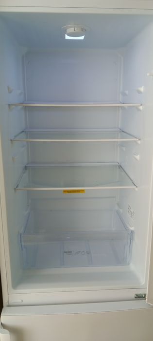 Combina frigorifica Arctic funcțională  stare fosrte buna alba