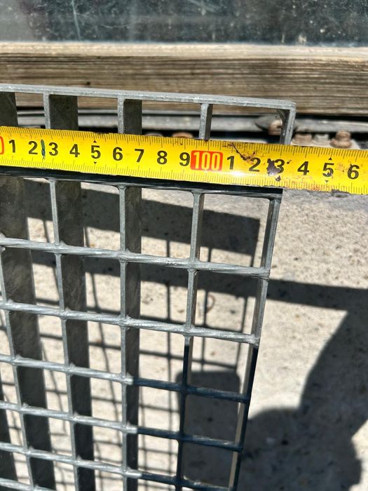 Gratare zincate, Scari metalice