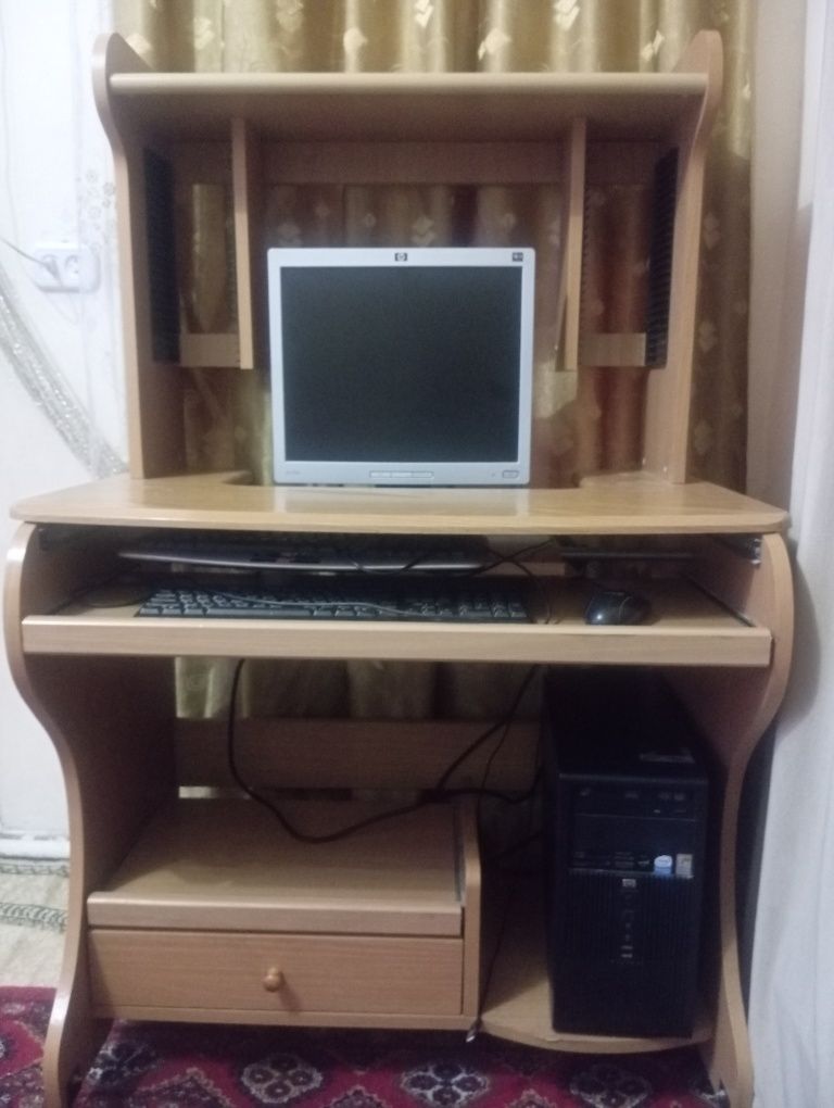 Компьютерный стол продам.