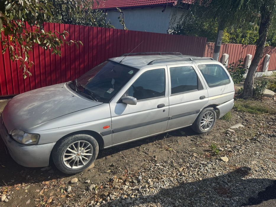 Vând Ford escort