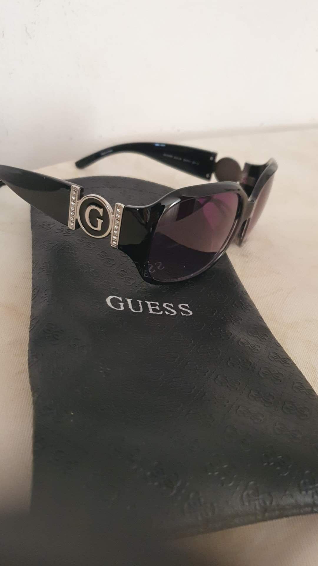 Ochelari de soare  Guess. Tara de origine , America.