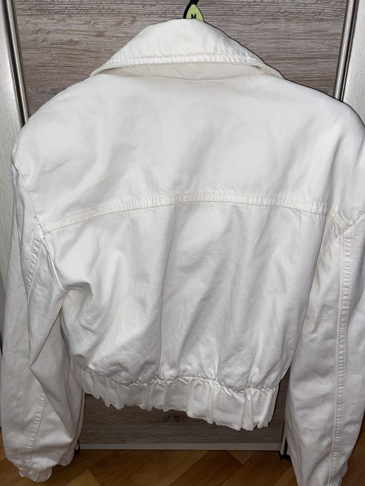 Белая куртка Bershka