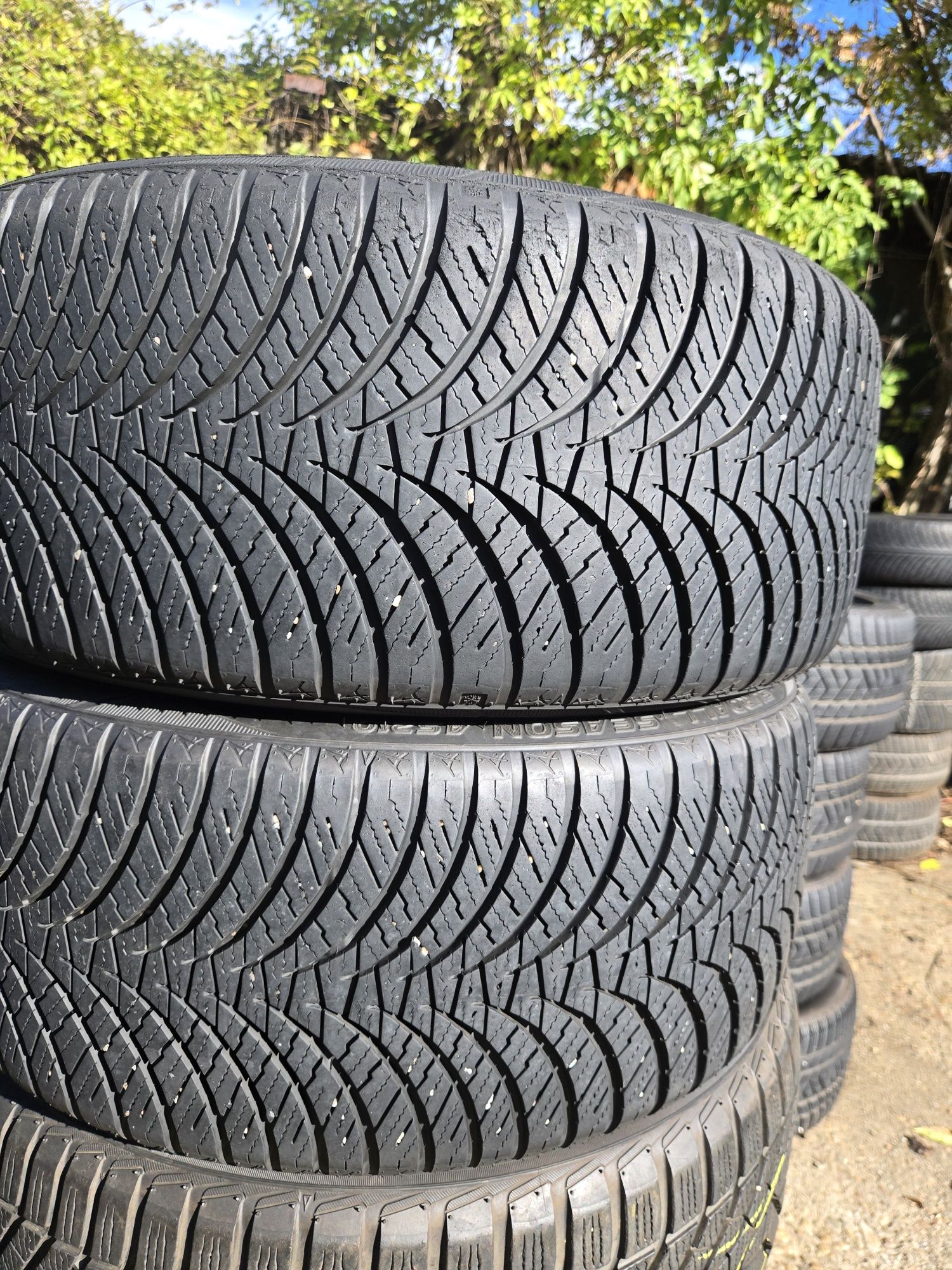 2бр. 225 40 18 Falken всесезонни.