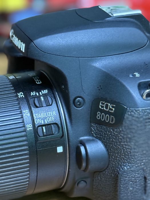Canon 800d + obectiv 18-55 EFS f/3.5-5.6 IS II + parasolar dedicat