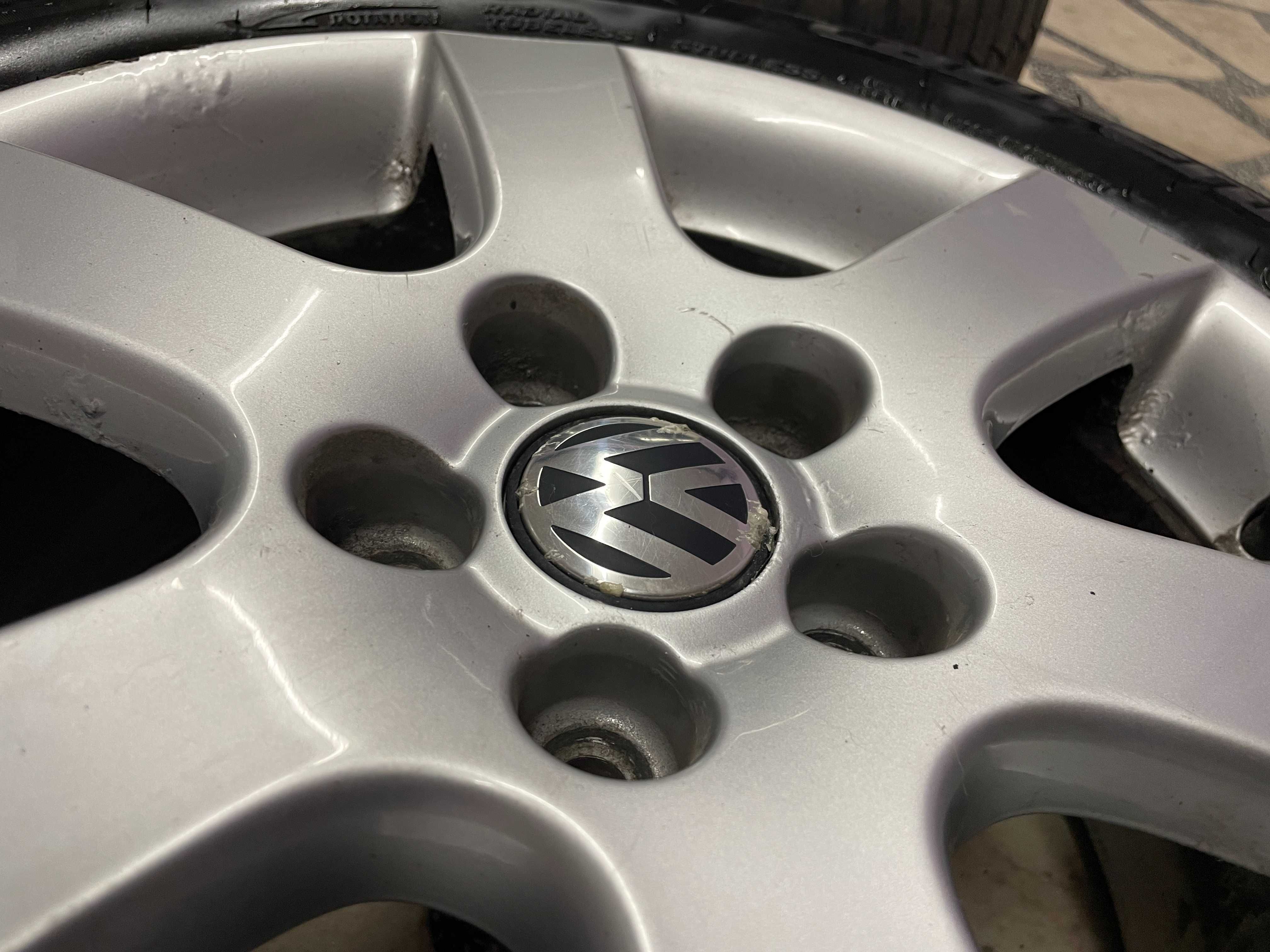 16ки 185/60R15 Оригинални джанти VW със зимни гуми Laufenn DOT 21