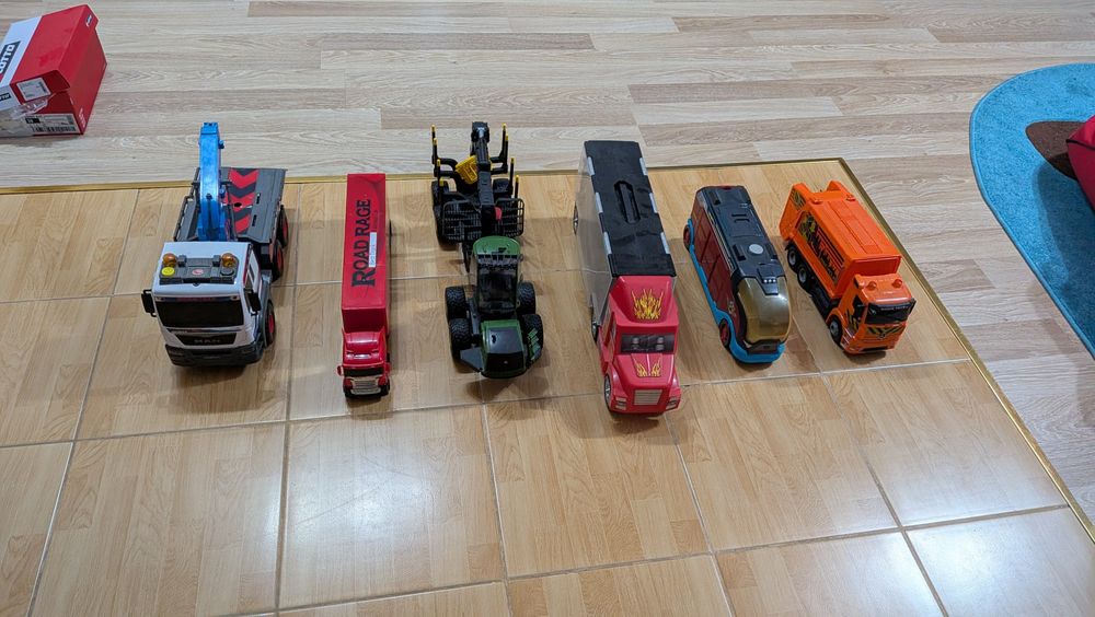 Diverse jucării  cu telecomanda,sunete și lumini