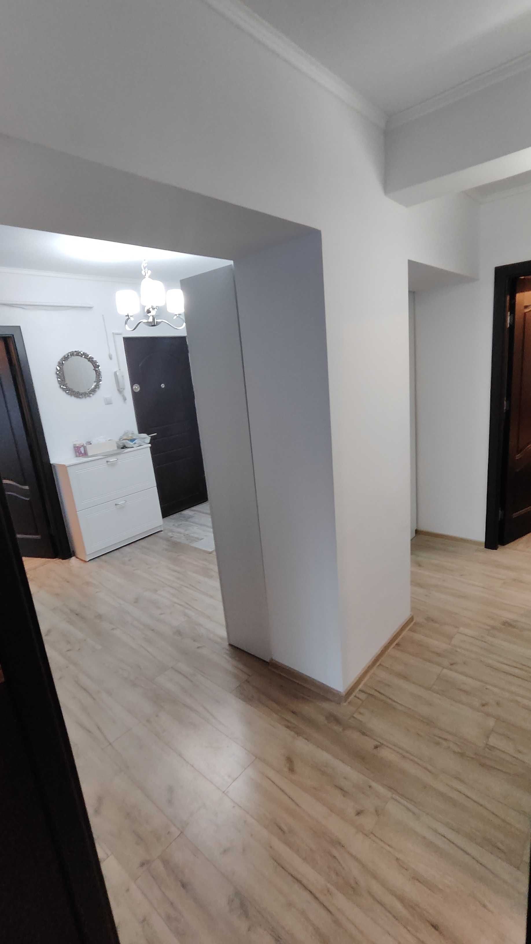 Vând apartament 3 camere în Drăgășani ultracentral 2/4