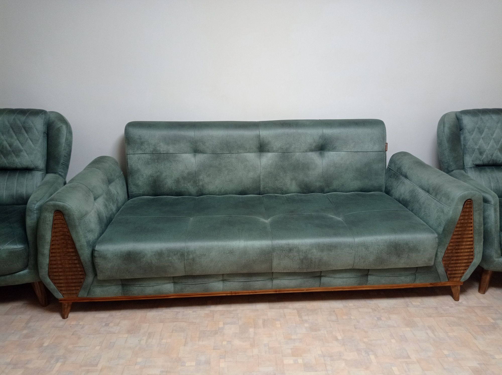 Продам диван  с креслами новый