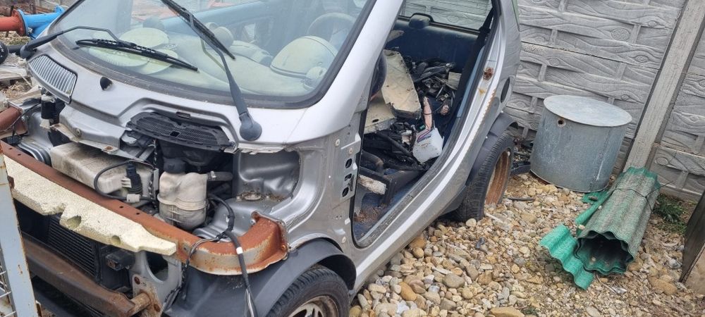 Dezmembrez smart fortwo cabreo benzină 3 cilindri din 2005