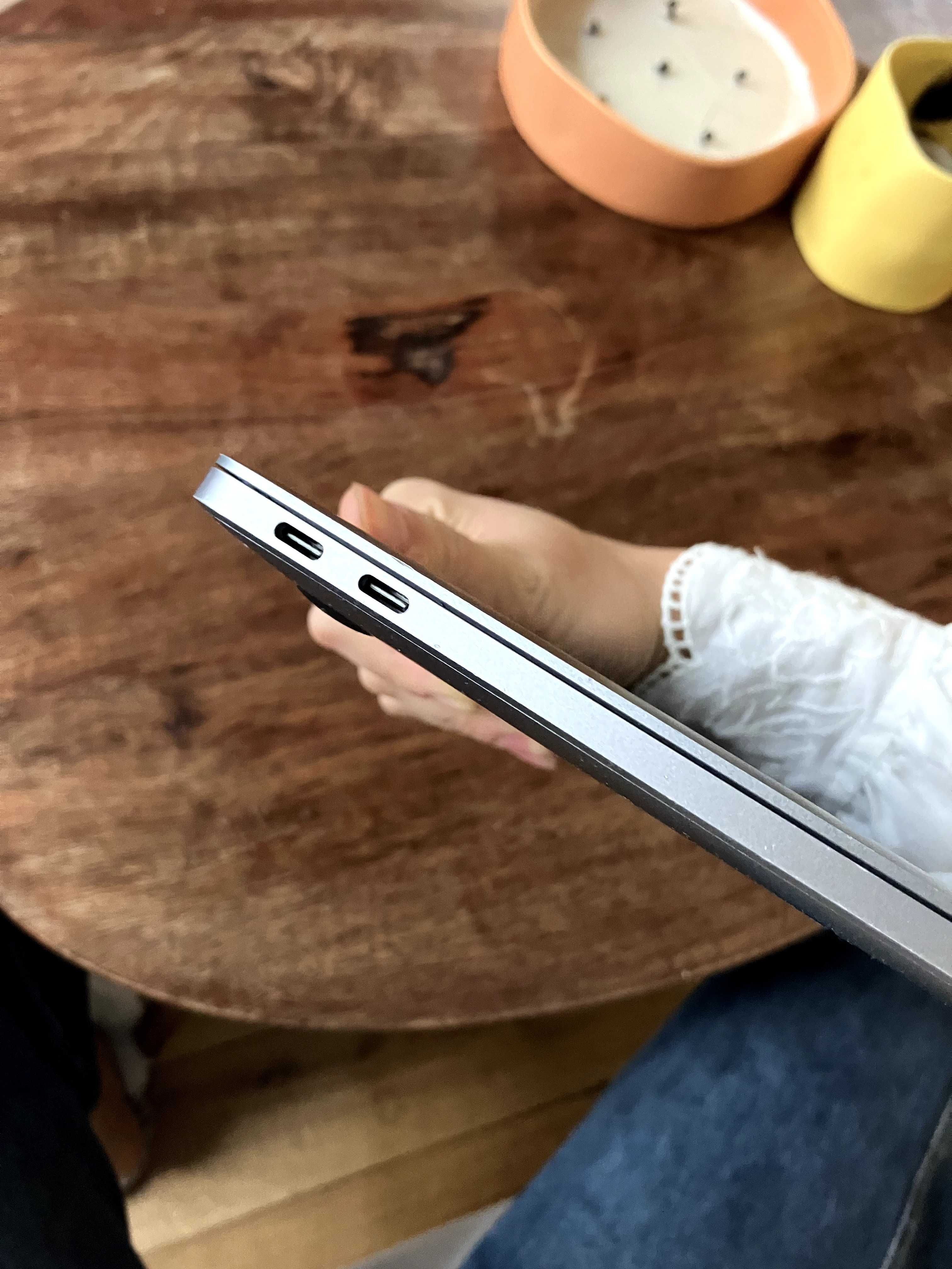 MacBook Pro (13-инчов, 2017 г два Thunderbolt 3 порта)