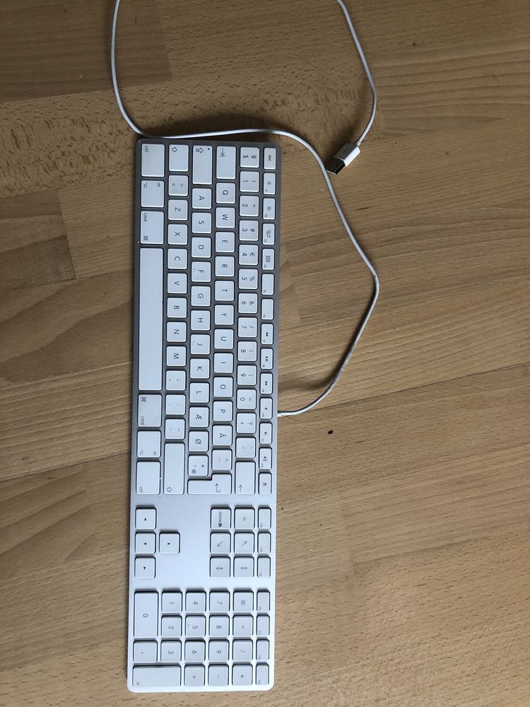 Tastatura Apple cu fir