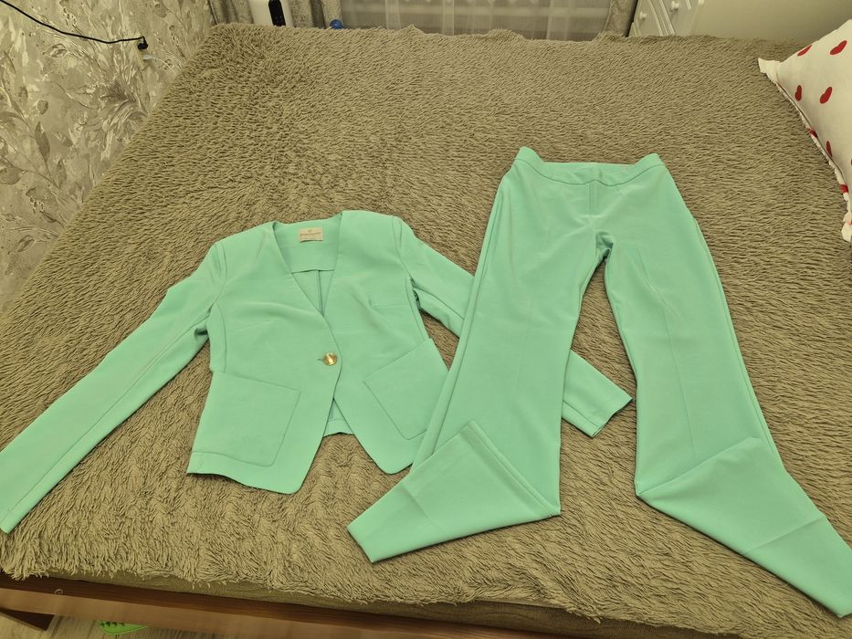 Продам женский  брючный костюм