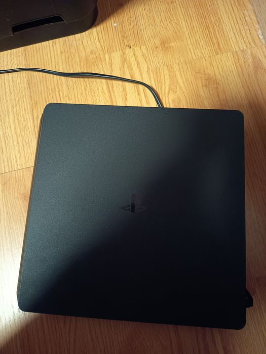 Vând PlayStation 4 slim 
vine cu fifa20 si uncharted 4 
Pret Fix!
S