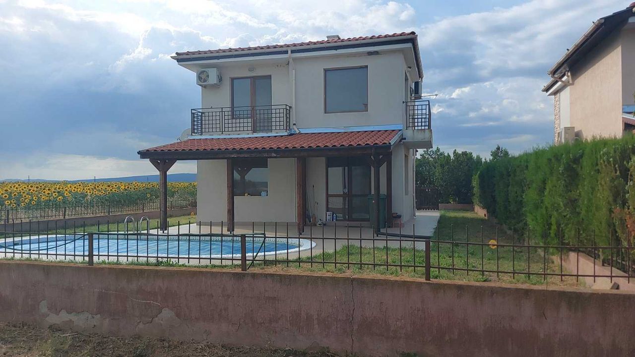 Дава се под наем Къща в с. Гюльовца, Област Бургас - 106 кв.м за 650 € - Снимка #11