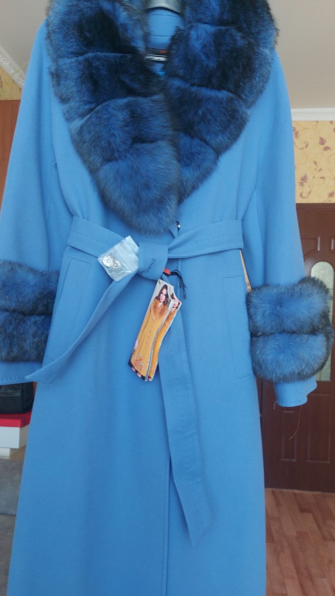 Продаю  пальто  синего цвета.