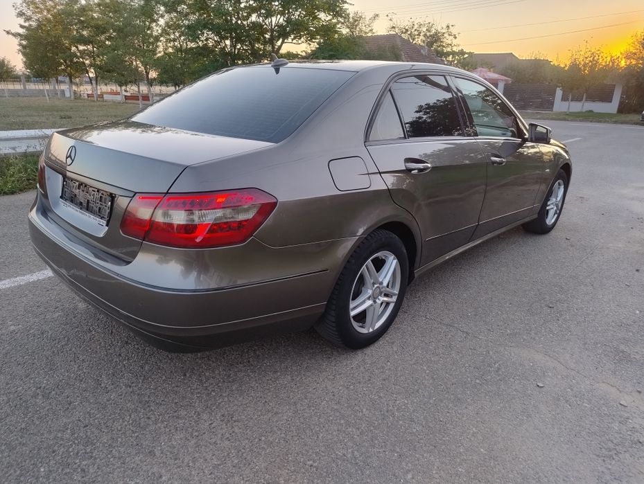 Vând Mercedes E Class  E200 CGI 184Cp Benzină