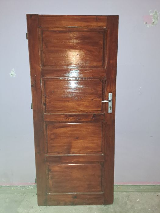 Продавам две дървени врати