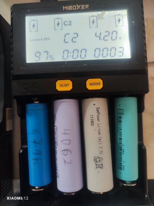 Универсално зарядно устройство Miboxer c4