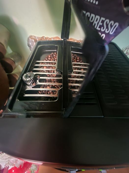 Aparat de cafea boabe Delonghi