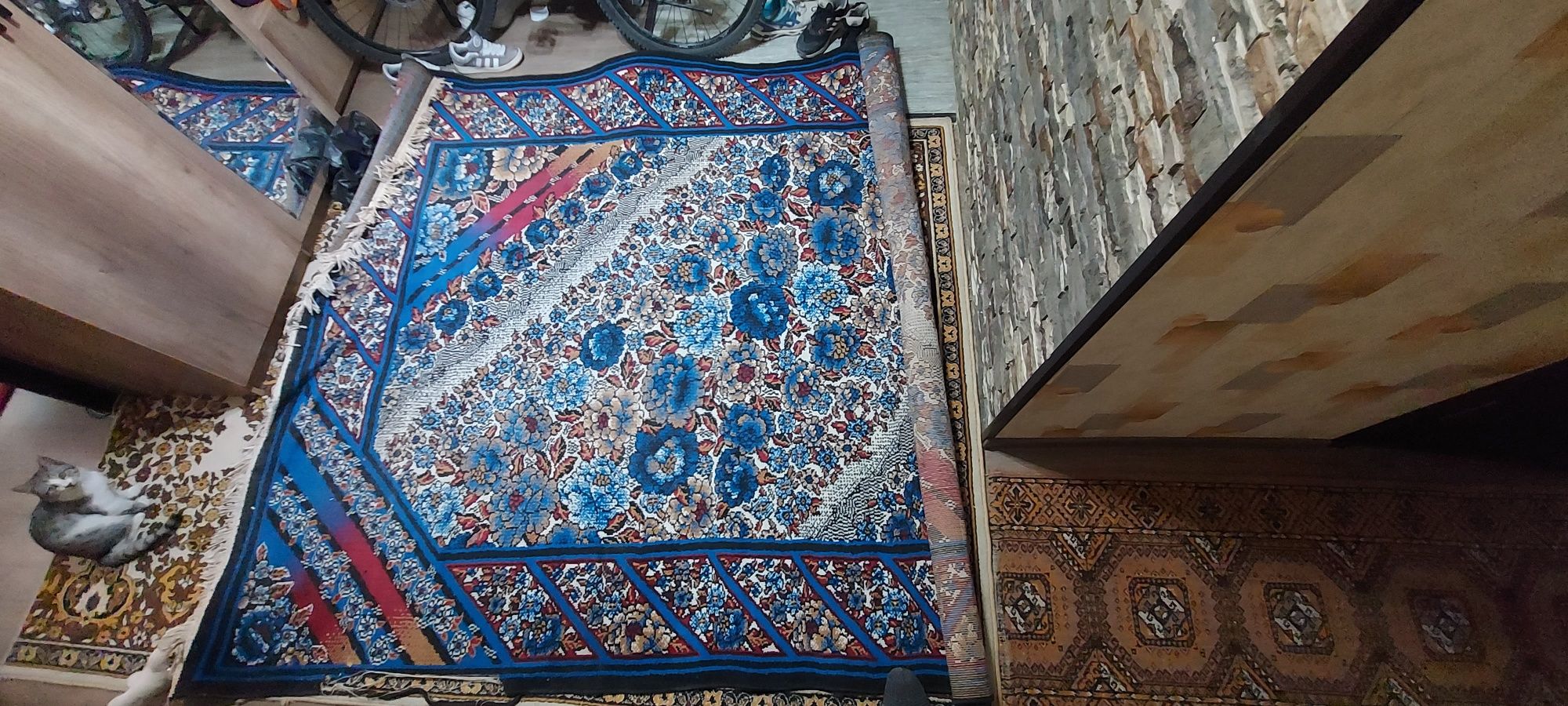 Продаётся  ковёр.