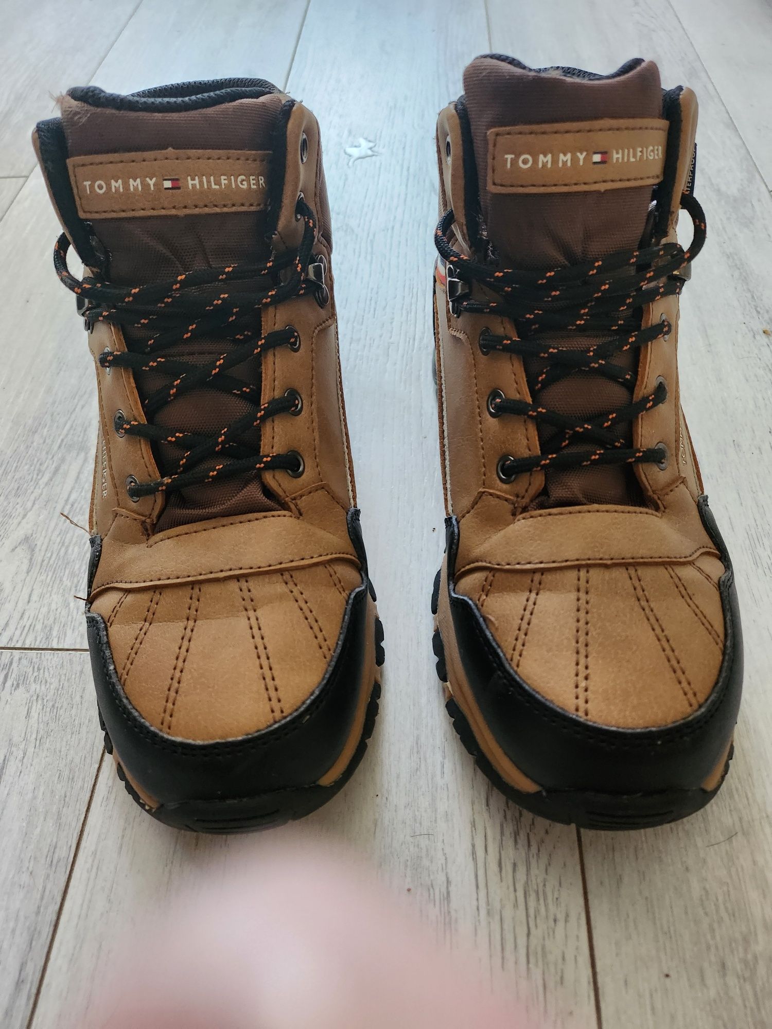 Продавам обувки Tommy Hilfiger