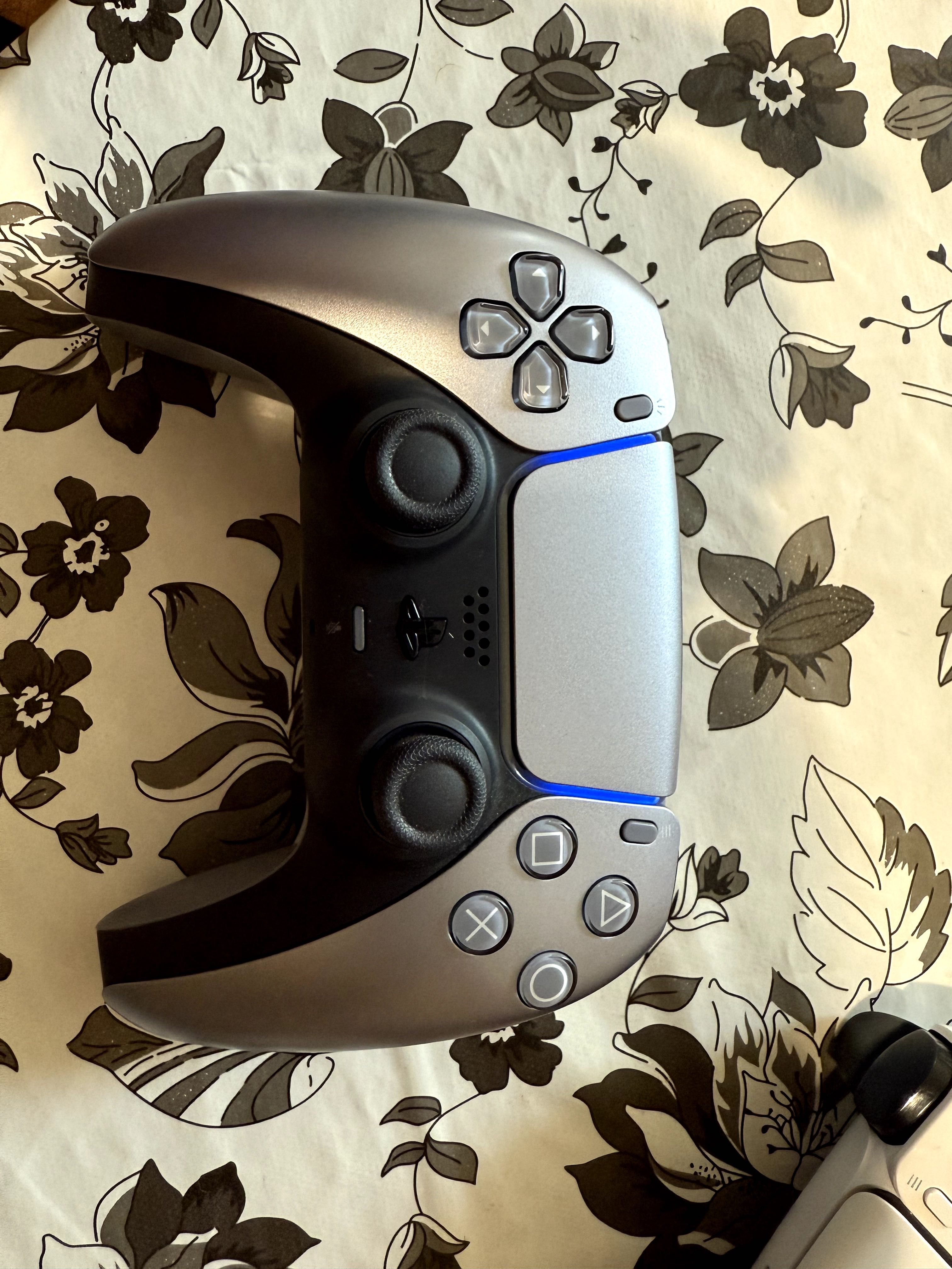 PlayStation 5 Pro 2TB + 3 контролера + акаунт с 27 игри + гаранция