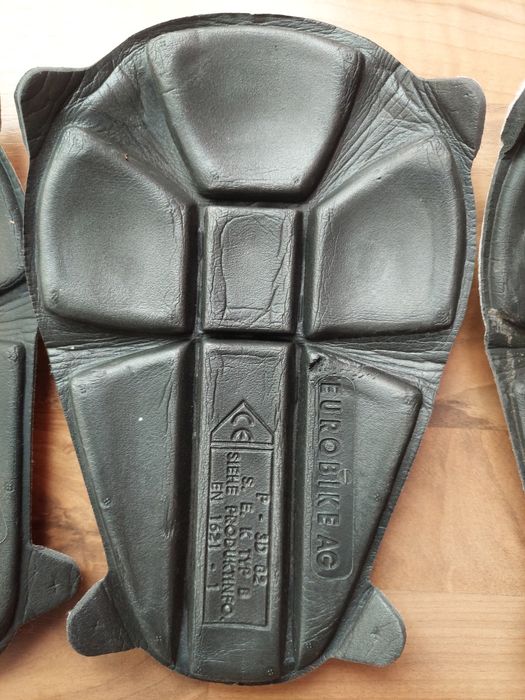 Protectii hard pentru geaca moto