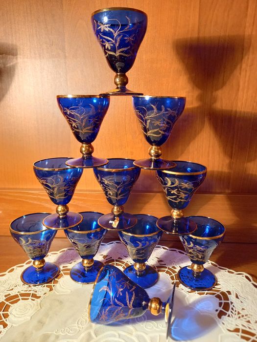 продам 11 рюмок. богемия из ссср. новые. цена стоит договорная