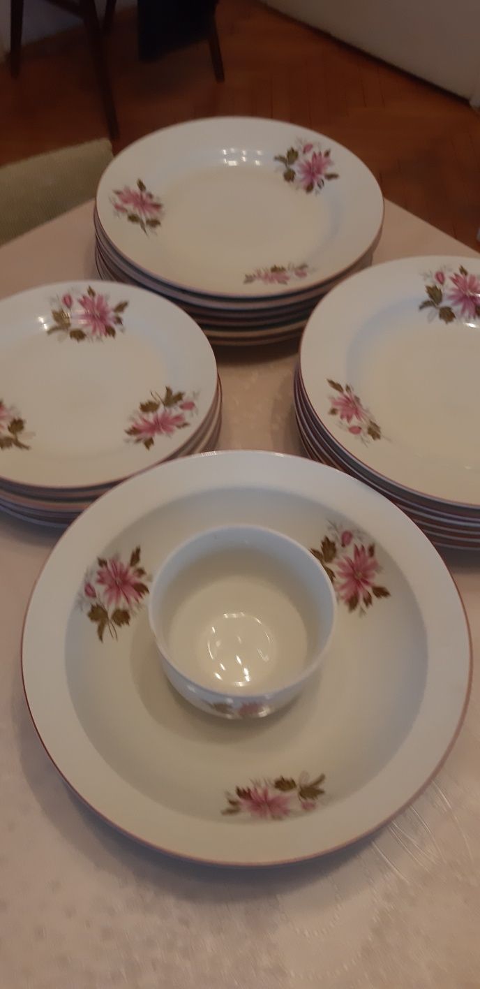 Български порцеланови чинии, стъклени чаши